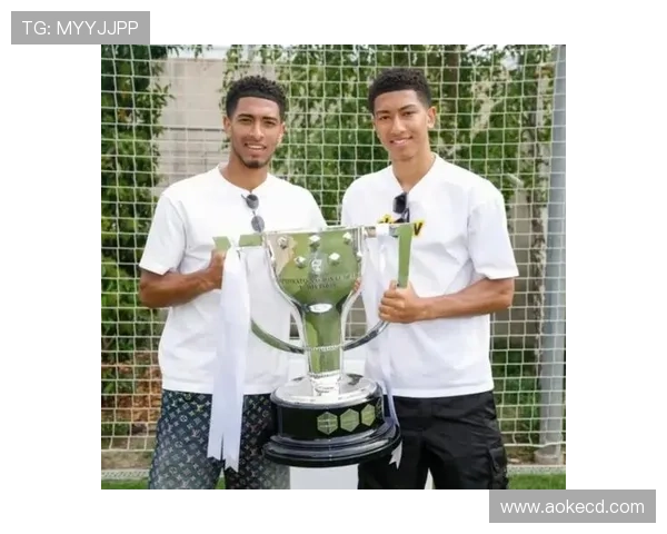 多特高层与球员赛后安慰小贝林厄姆因解围失误致拜仁进球